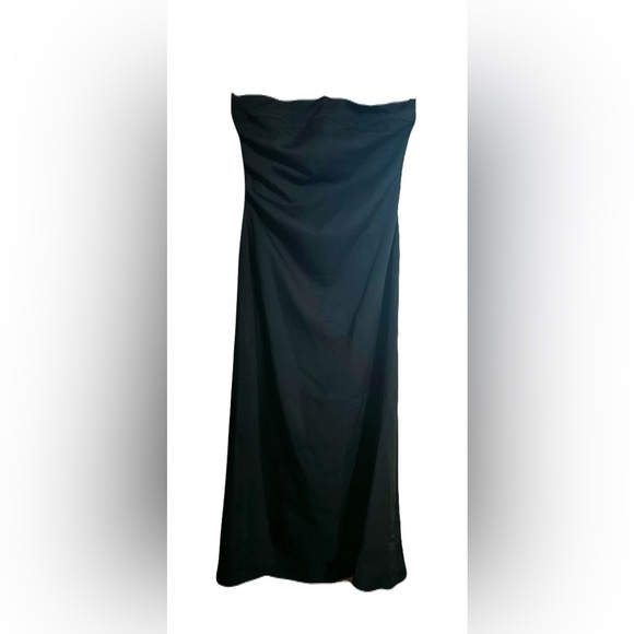 Sophisticated Strapless Black Dress - Picture 1 of 3